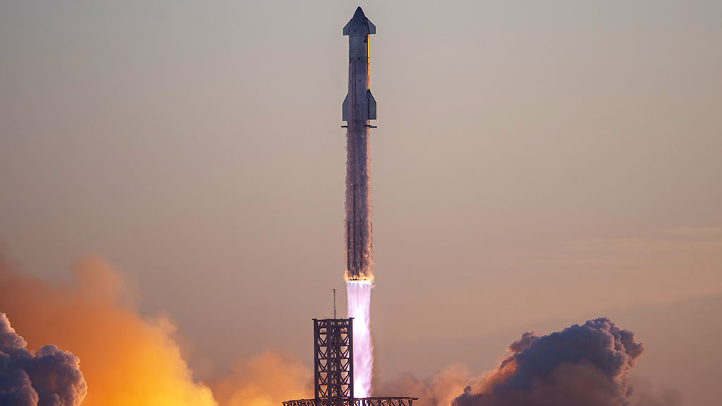 SpaceX Starship Integrated Flight taking off