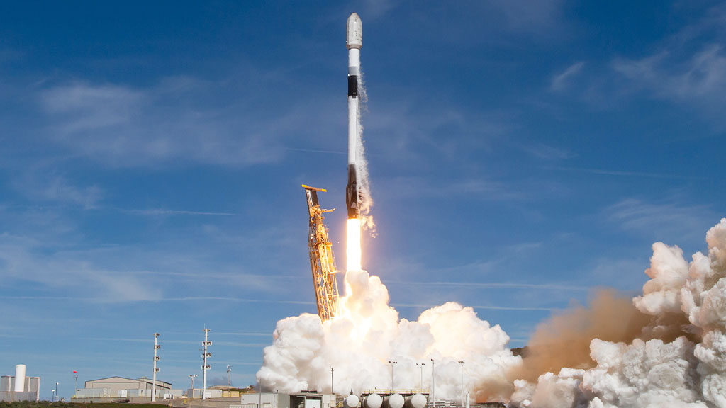SpaceX Falcon 9 lifting off from launch pad