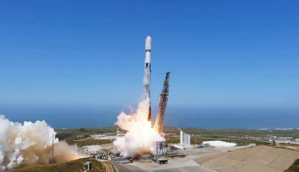 SpaceX Falcon 9 Lifting off