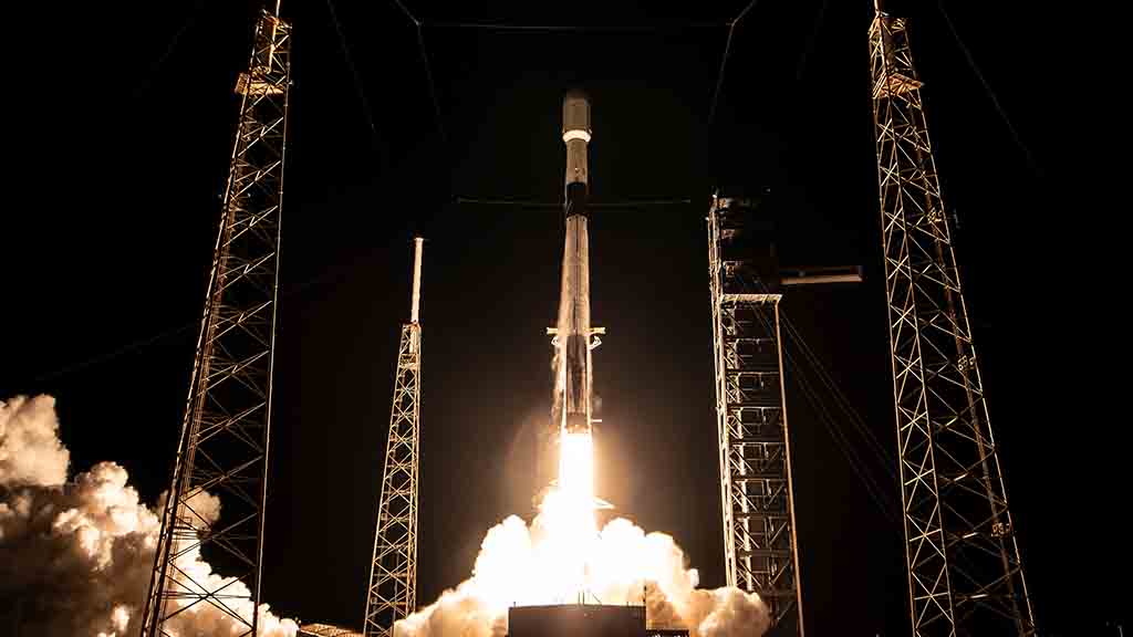 SpaceX Falcon 9 rocket lifting off