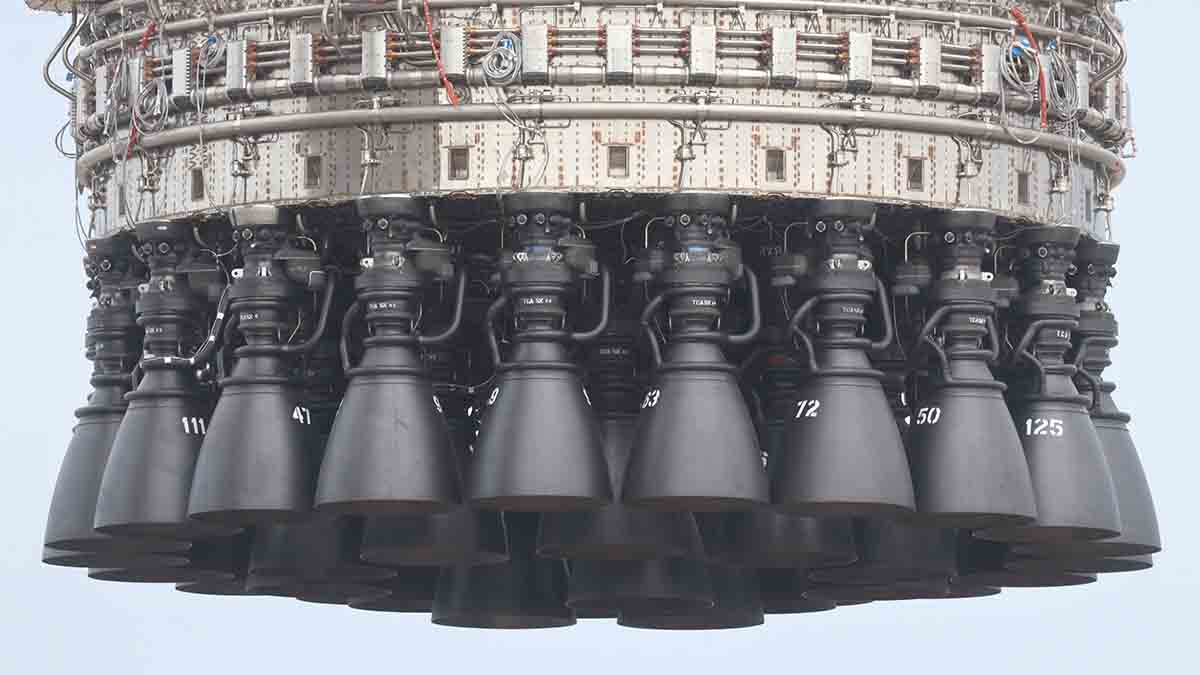 SpaceX Super Heavy booster with 33 Raptor Engines